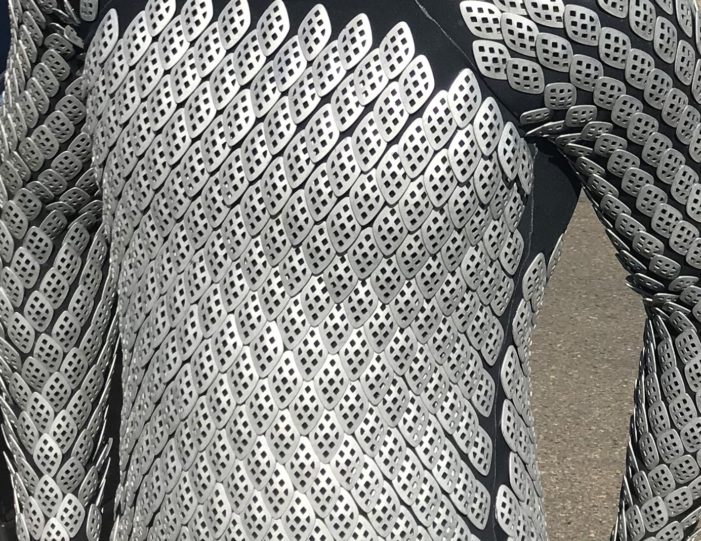 Armoured wetsuit made of aluminium platelets