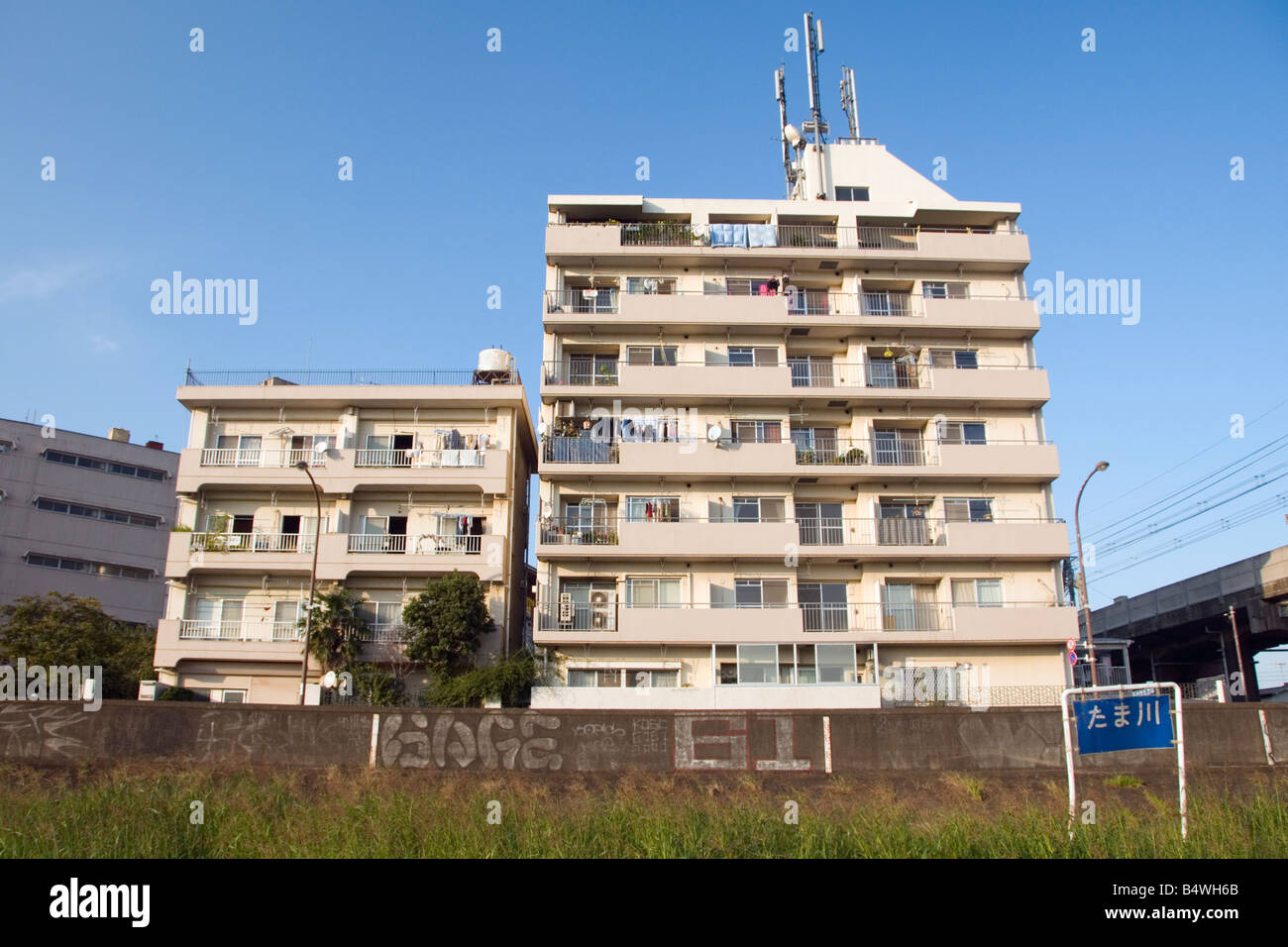 apartment-building-next-to-train-tracks-in-tokyo-japan-B4WH6B apartment-building-next-to-train-tracks-in-tokyo-japan-B4WH6B